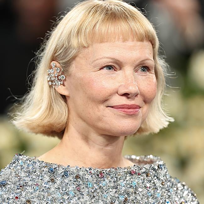 Pamela Anderson con flequillo baby bang y corte bob.