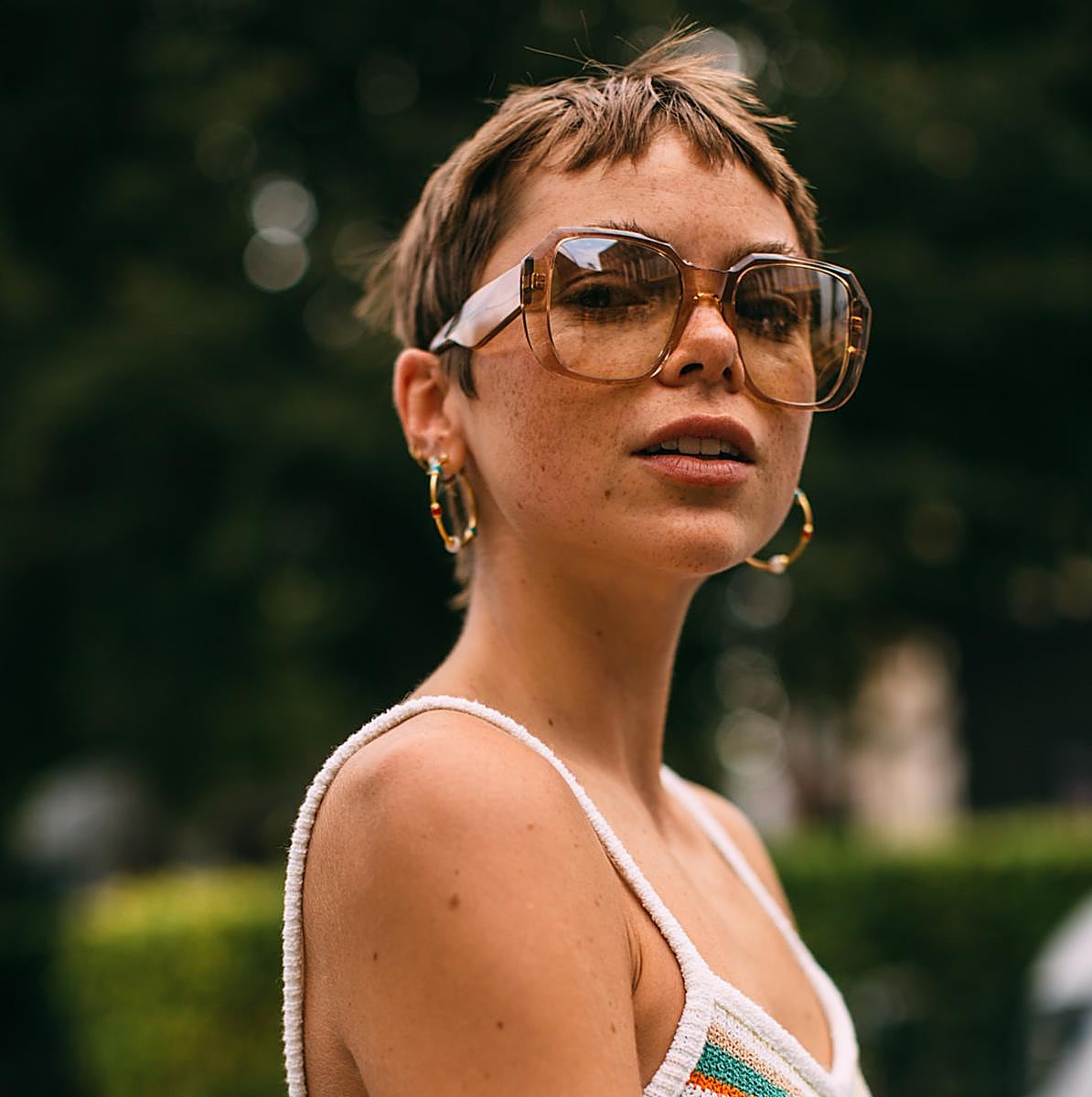 Mujer con pendientes grandes