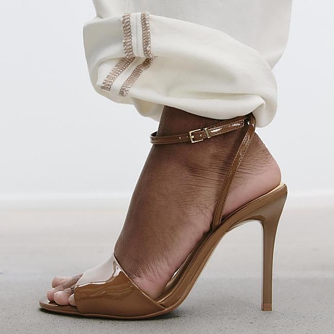 Sandalias de tacón de Zara (39,99 euros)