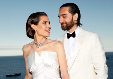 Así fue la doble boda de Carlota Casiraghi y Dimitri Rassam: collar de diamantes, móviles en la entrada y el novio en la piscina