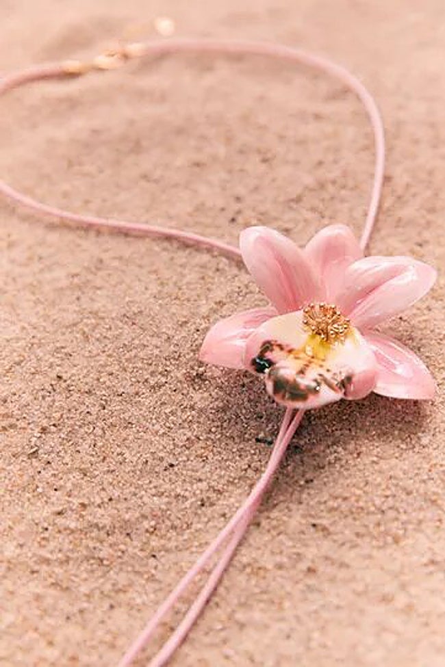 Collar con flor.