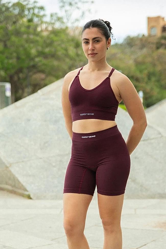 Cnjunto deportivo de Clotsy Brand (Top burdeos de algodón con tirante cruzado, 64,90€/ Biker burdeos, 59,90€)