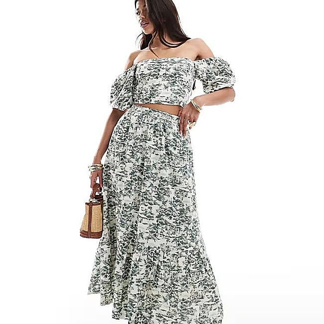 Conjunto estampado con top y falda