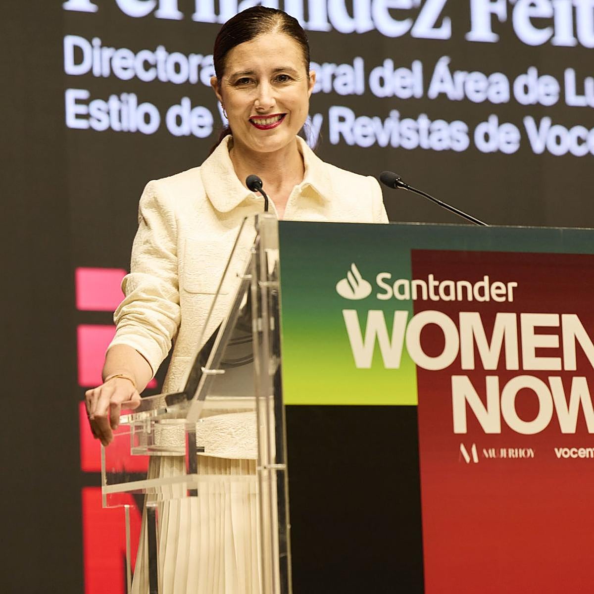 Samary Fernández-Feito, directora general del Área de Lujo, Estilo de Vida y Revistas de Vocento, en su discurso de clausura de Santander WomenNOW. Lleva look de Roberto Verino.
