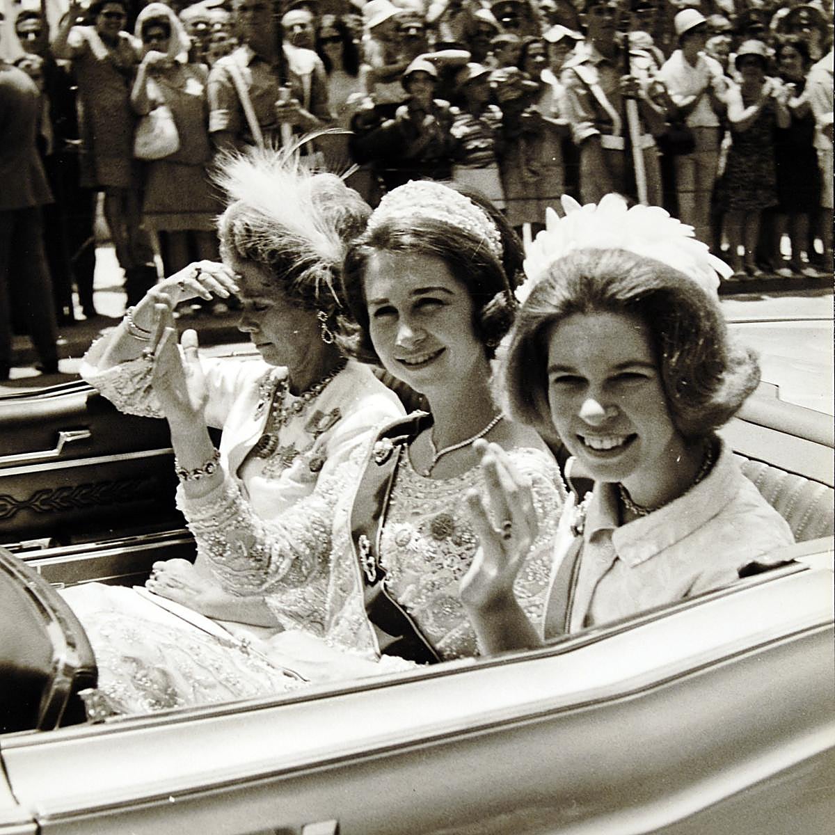 Doña Sofía junto a su hermana Irene y acompañada por su madre, Federica de Grecia.