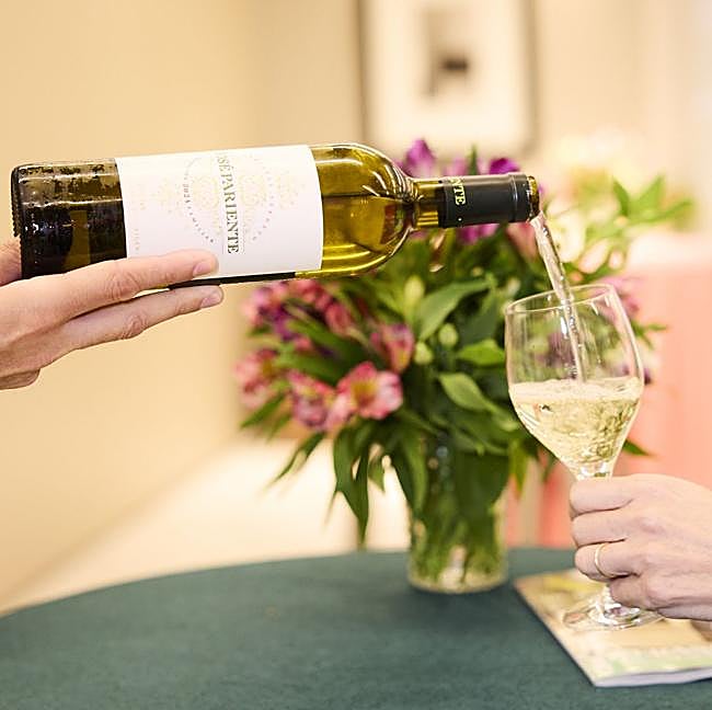 En la sala VIP de Santander WomenNOW pudimos brindar con nuestros invitados y ponentes de excepción con los vinos de Bodegas José Pariente.