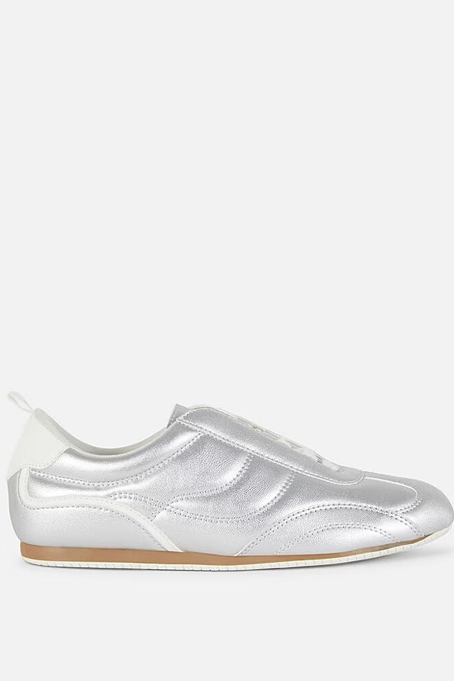 Zapatillas deportivas plata.