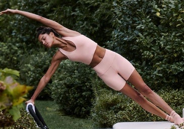 Mujer haciendo ejercicio en su jardín.