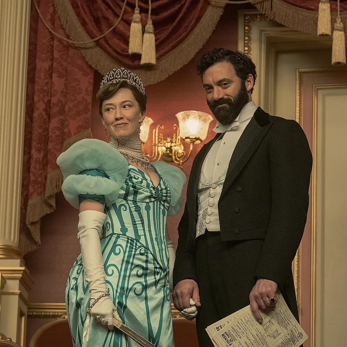 Carrie Coon y Morgan Spector son Bertha y George Russell en La edad dorada, que estrena su tercera temporada en HBO Max hoy.