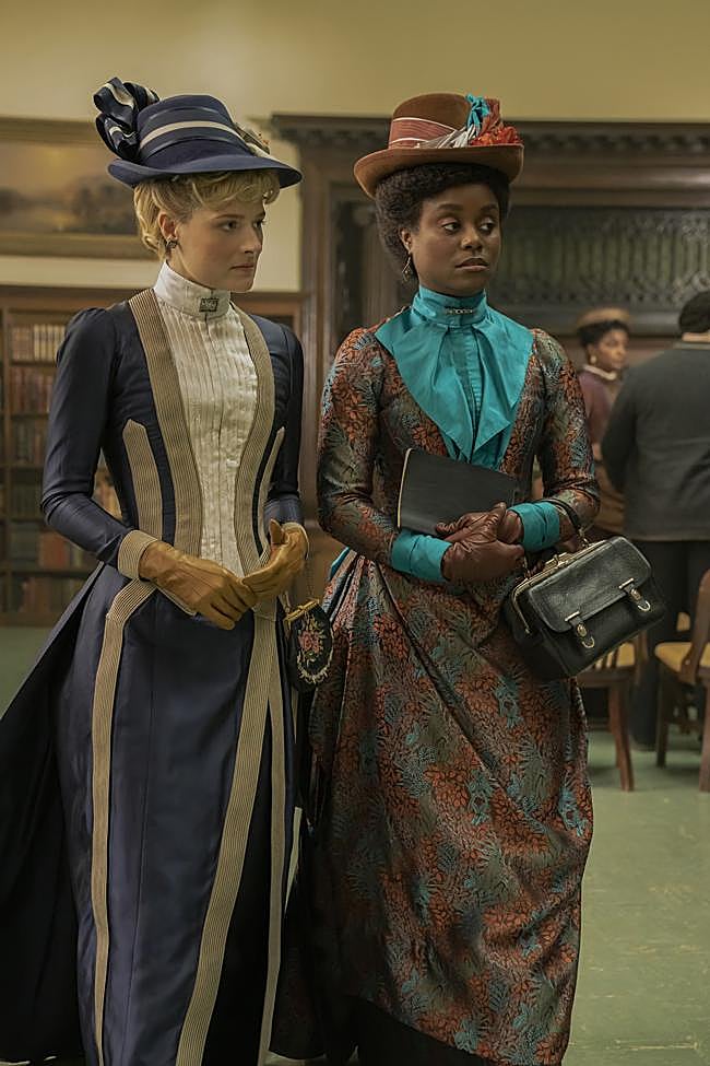 Louisa Jacobson y Denée Benton como Marian y Peggy en una imagen de la segunda temporada de La edad dorada.