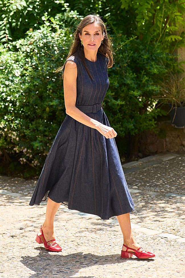 La reina Letizia ha estrenado los zapatos rojos en Barcelona.