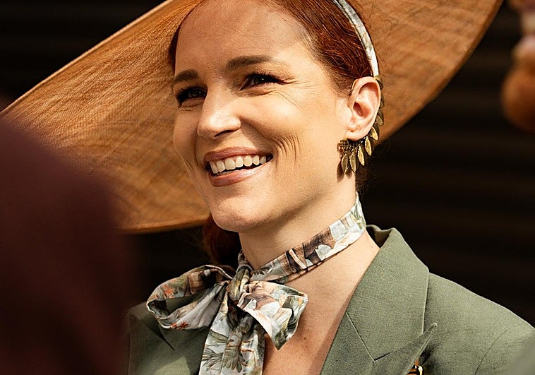 Mujer con pañuelo al cuello