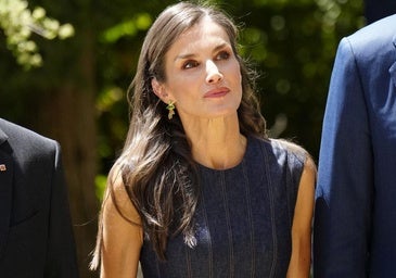La reina Letizia arrasa en Barcelona estrenando zapatos rojos: así ha combinado su vestido denim de Carolina Herrera