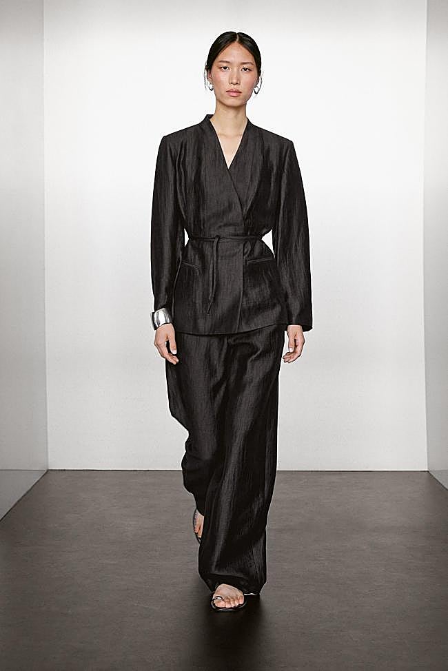 Kimono detalle lazada mezcla lino (129€) y Pantalón plazzo pinza mezcla lino (79,95€)