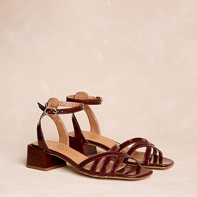 Sandalias cruzadas de tacón bajo