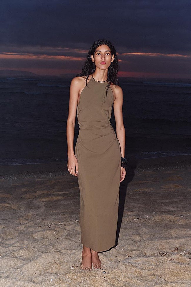 Vestido halter con aplique dorado.