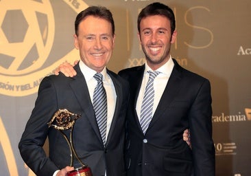 Matías Prats se salta su norma de oro y comparte su foto más especial: «Nunca había tenido las manos tan...»