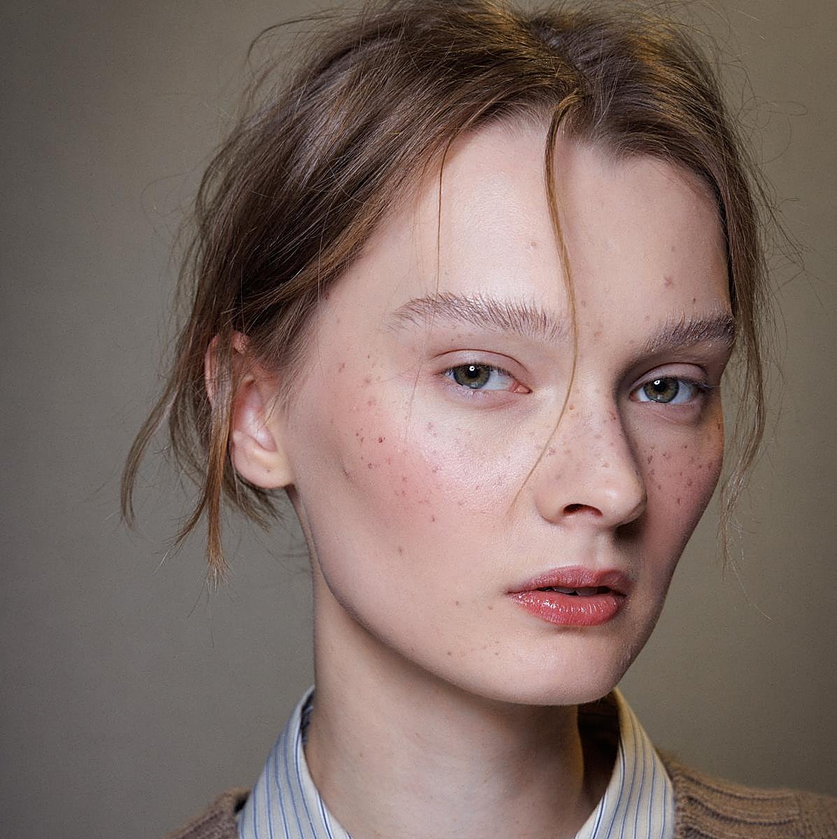 Maquillaje con pecas falsas