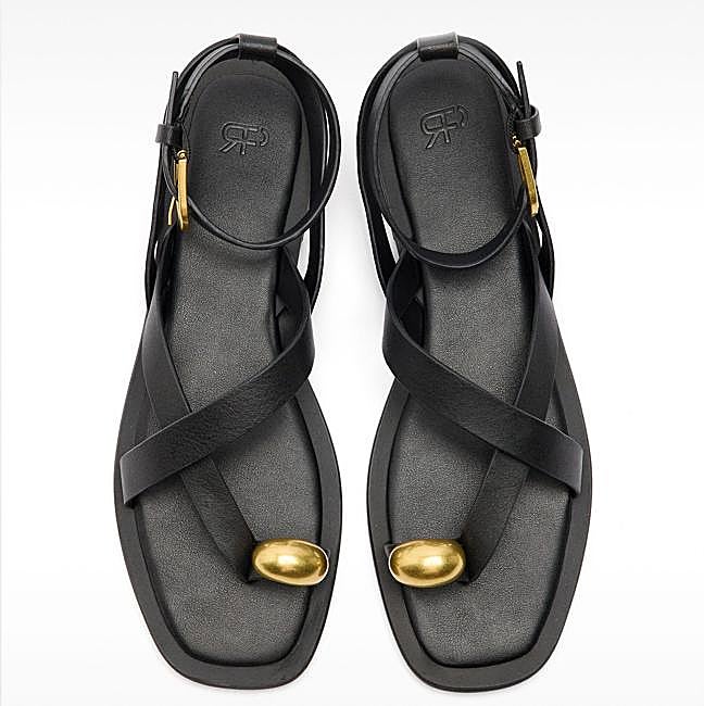 Sandalias de piel negras de Parfois, 32,99 euros.