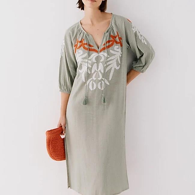 Caftán con bordados en la zona del pecho de Cortefiel, 29,99 euros.