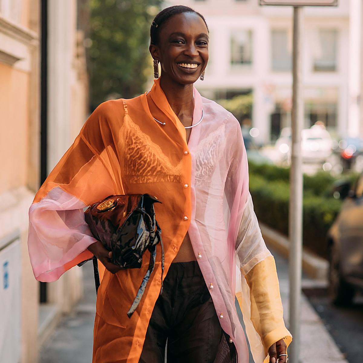 Mujer con look color block