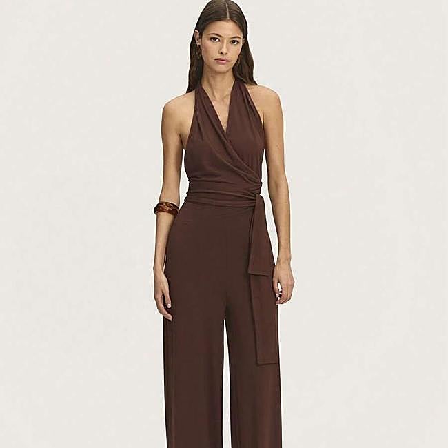 Mono halter con nudo marrón