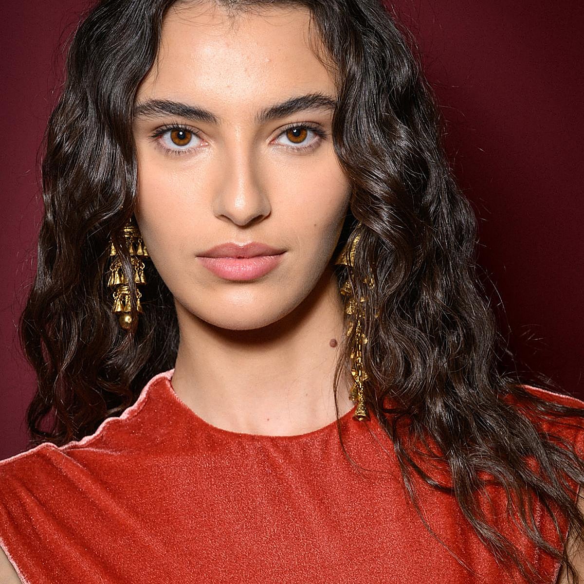 Los expertos recomiendan estos aceites para cuidar, definir e hidratar el cabello rizado en verano.