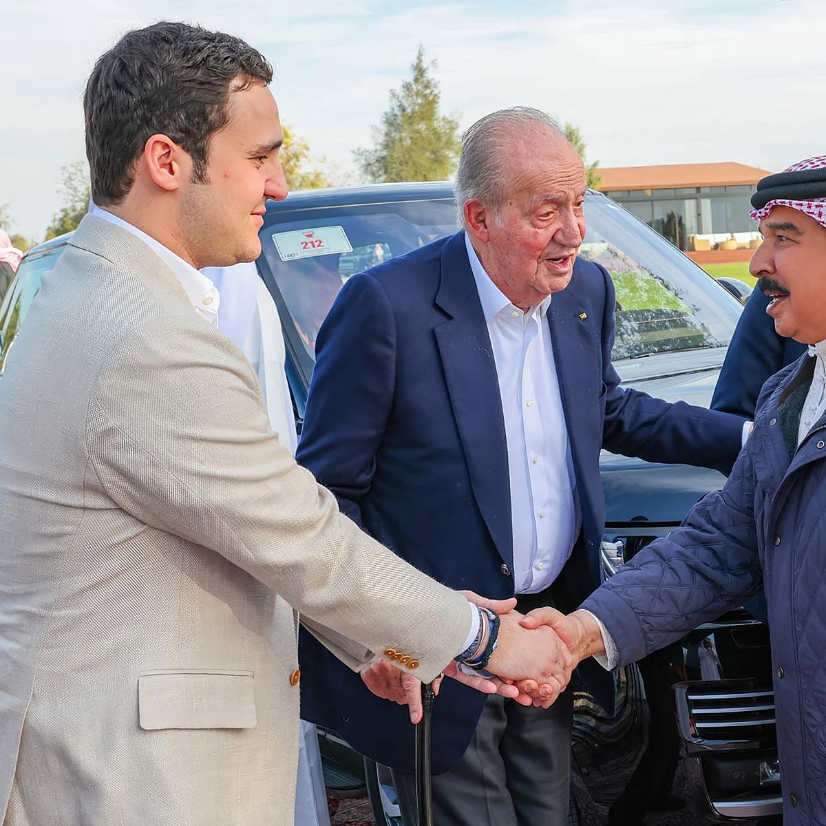 El rey Juan Carlos y Froilán viajan de vez en cuando por la zona. En la foto les vemos saludando al rey de BBaréin, Hamad bin Isa bin Salman al Jalifa, en marzo de 2024.
