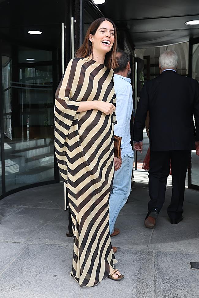 Sofía Palazuelo con vestido fluido de rayas y sandalias planas.