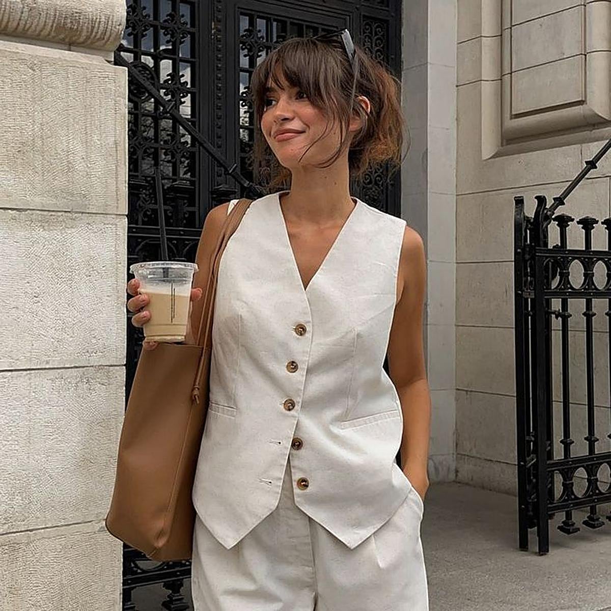 Influencer con chaleco en look de verano