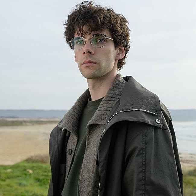 Álvaro Mel caracterizado como Elmer en una secuencia de El jardinero.