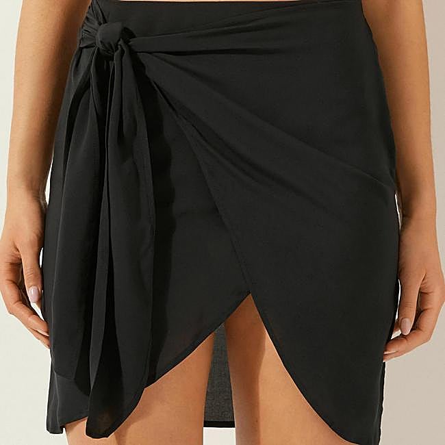 Falda pareo corta negra de Calzedonia, 23 euros.