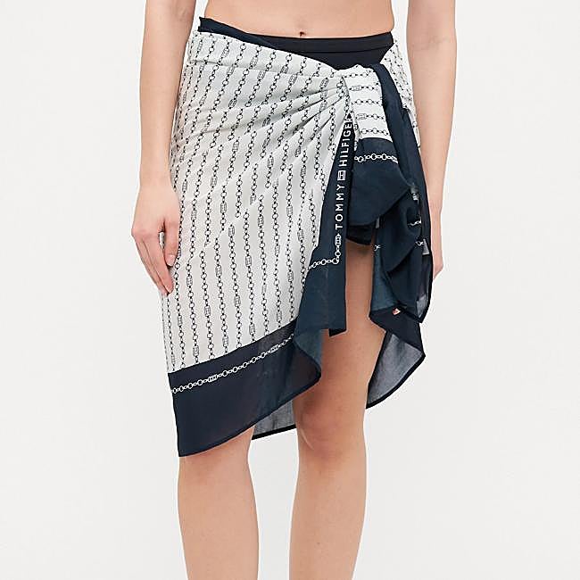 Falda pareo corta azul marino y blanca de Tommy Hilfiger, 41,25 euros.