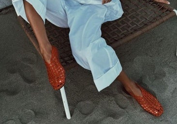 Las jelly shoes se han convertido en la alternativa favorita para el verano: cómodas, frescas y combinables con todo.