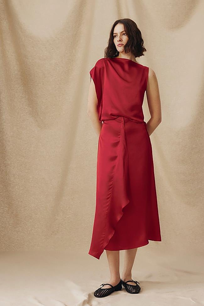 El conjunto tojo de invitada.