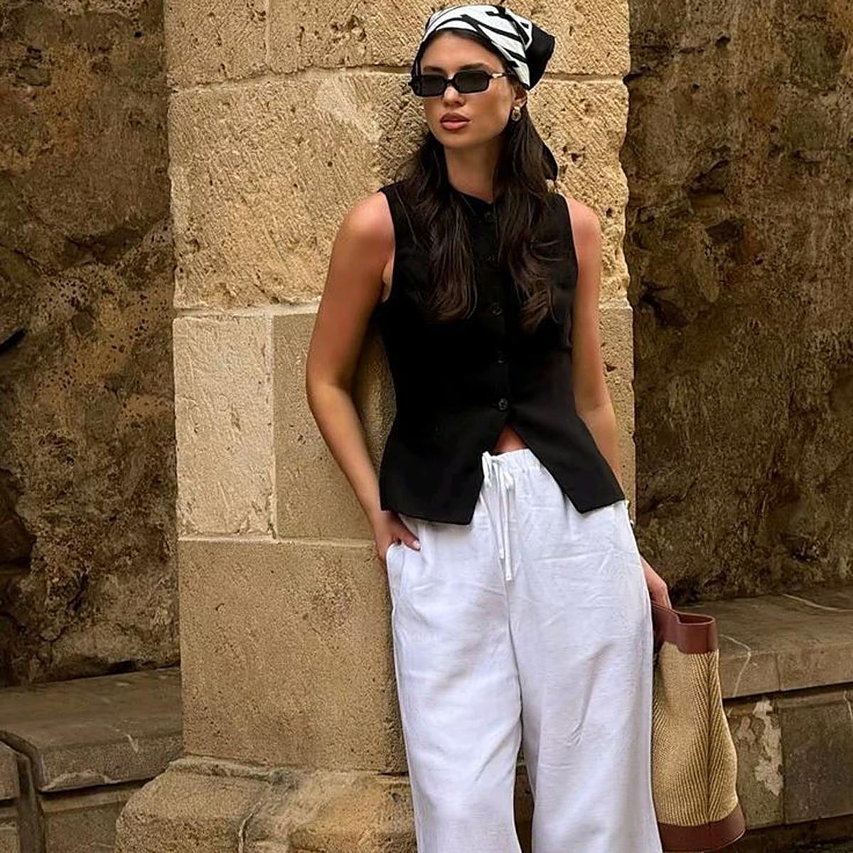 Influencer con pantalones anchos de verano