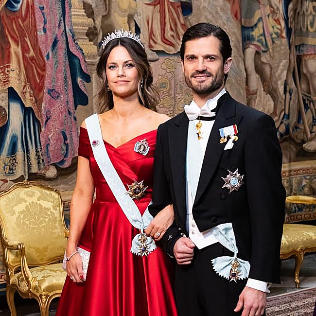 La princesa Sofía y el príncipe Carlos Felipe de Suecia durante la ceremonia de los Premios Nobel, en 2023.