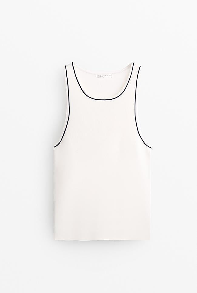 Top blanco con ribetes a contraste de Oysho.