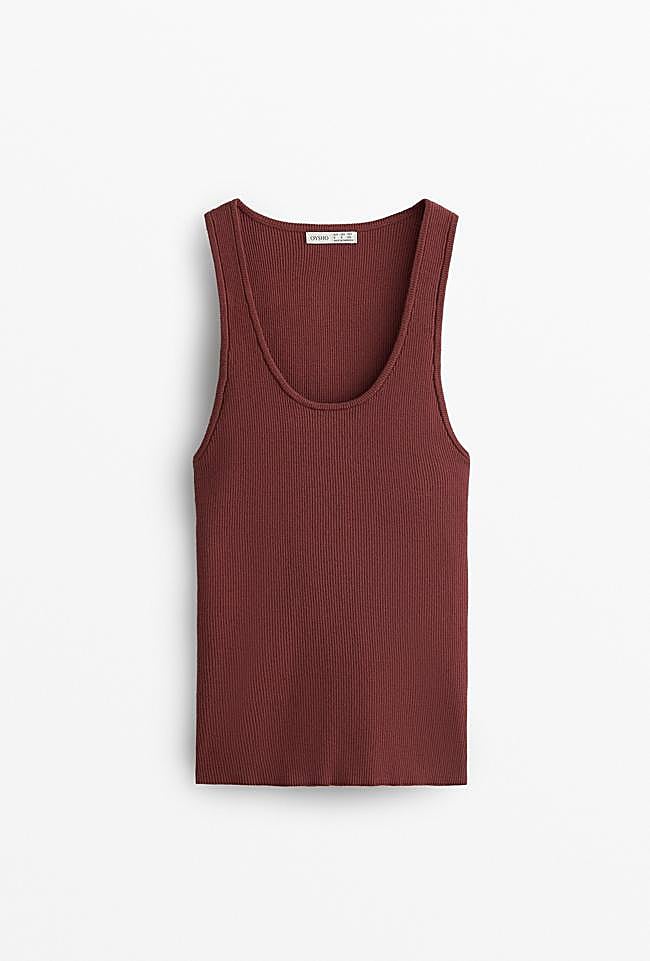 Top de punto sin mangas en color rojizo de Oysho.
