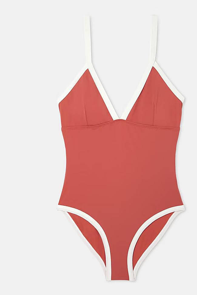 Bañador en rojo con ribetes a contraste en blanco de Hipercor.