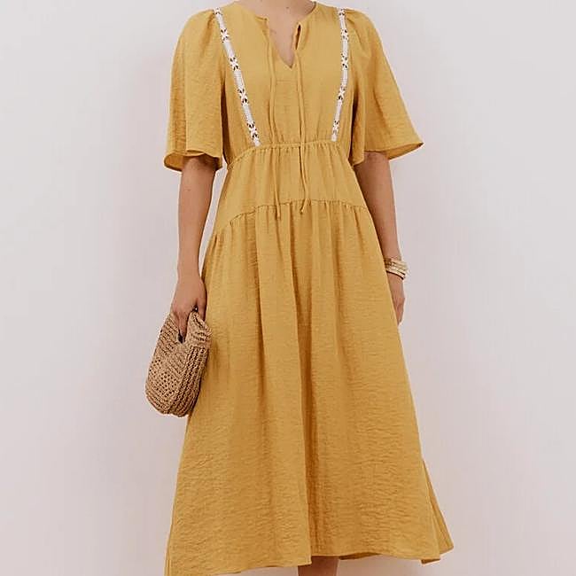 Vestido largo amarillo de Cortefiel, 39,99 euros.