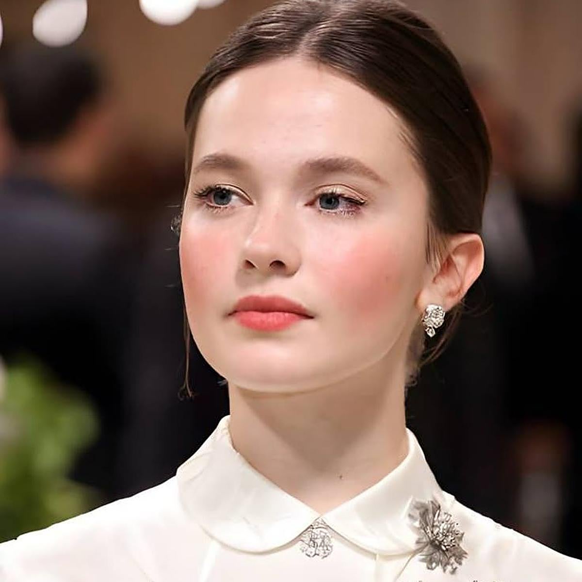 Modelo con colorete rejuvenecedor