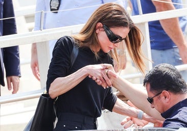El momento en el que Rania de Jordania embarcó en un típico taxi veneciado para surcar los canales con destino a su hotel.