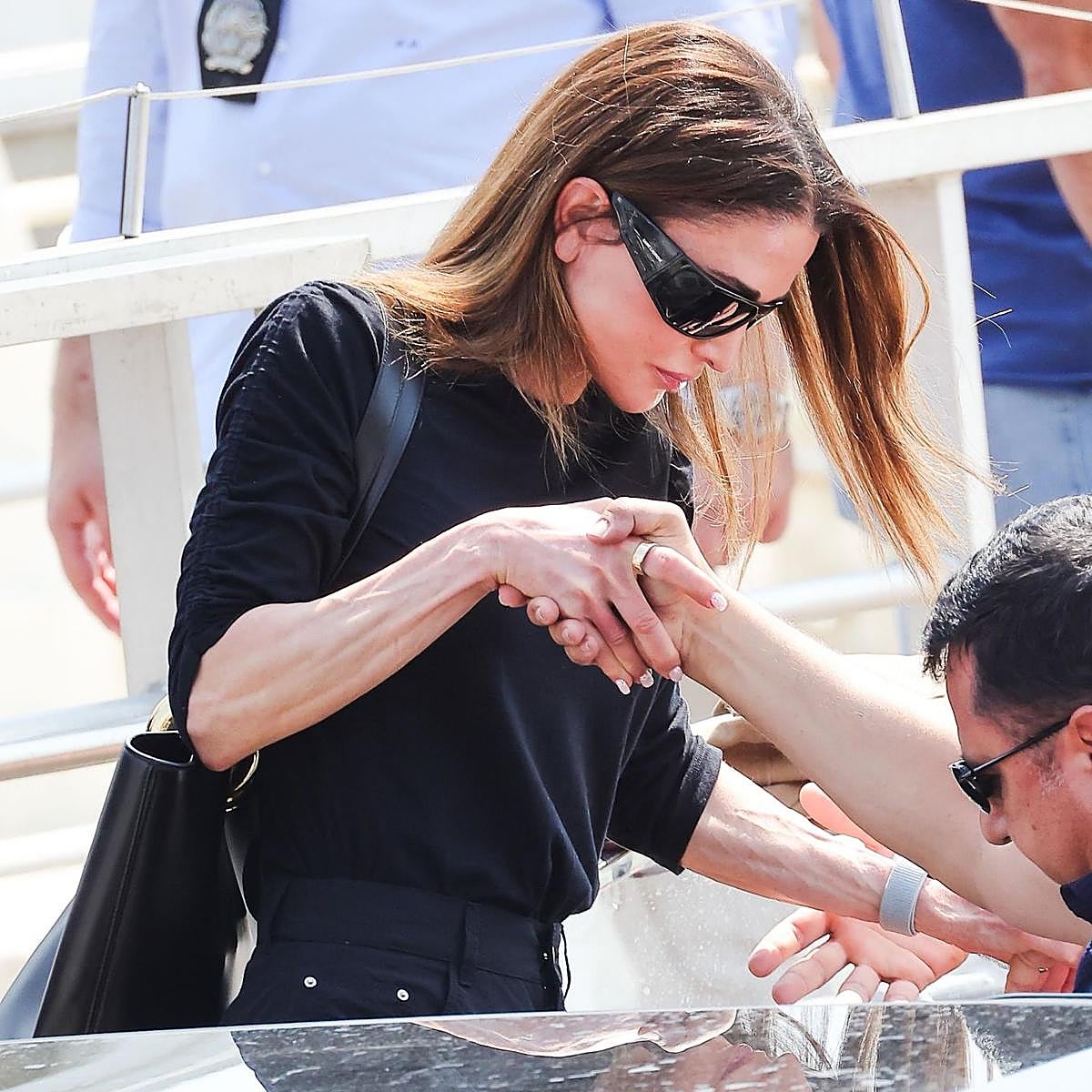 El momento en el que Rania de Jordania embarcó en un típico taxi veneciado para surcar los canales con destino a su hotel.