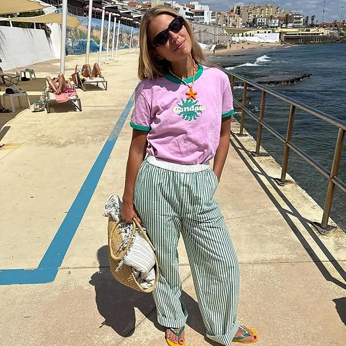 Influencer con look de tendencias del verano