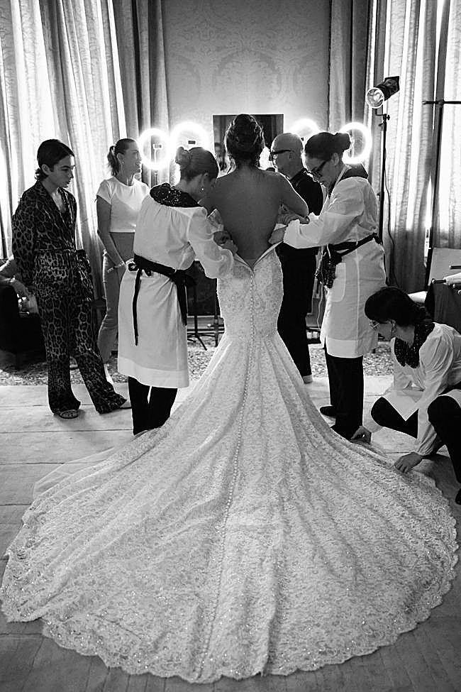 Lauren Sanchez probándose el vestido de novia.