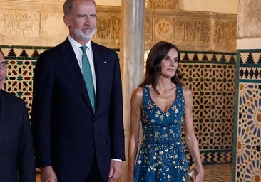 Letizia impresiona en los Reales Alcázares de Sevilla con melena Hollywood y el vestido más bonito de 2025