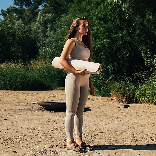 Mujer haciendo ejercicio al aire libre.