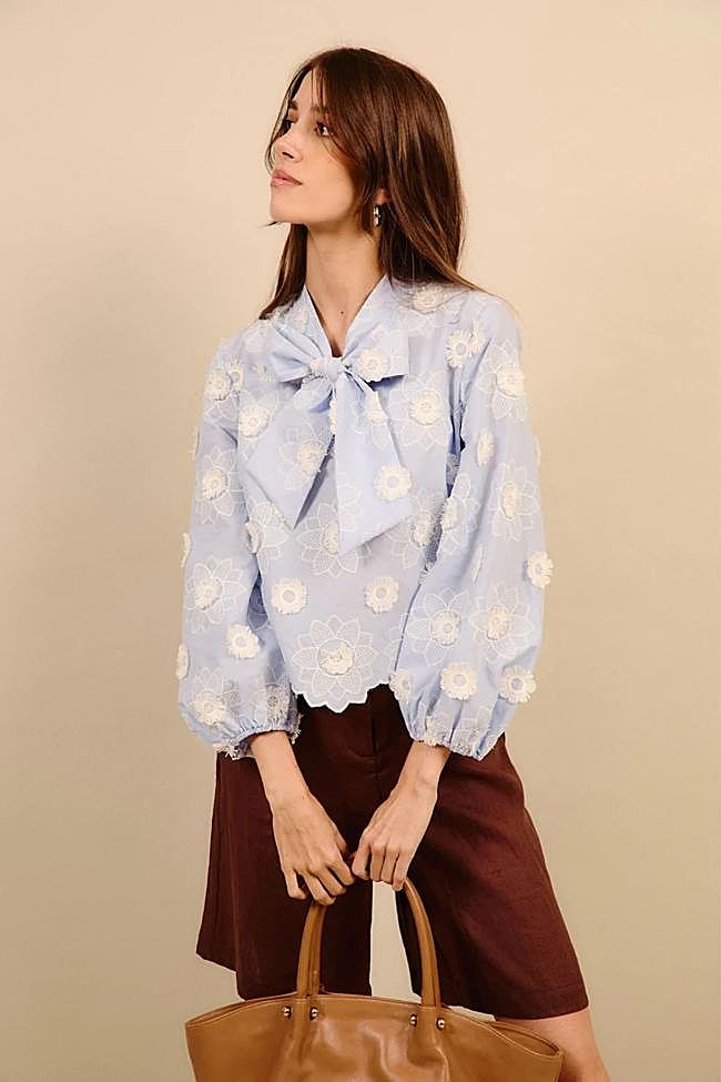 Camisa bordado flores azul (179,95€)