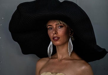 Mujer con complementos de verano